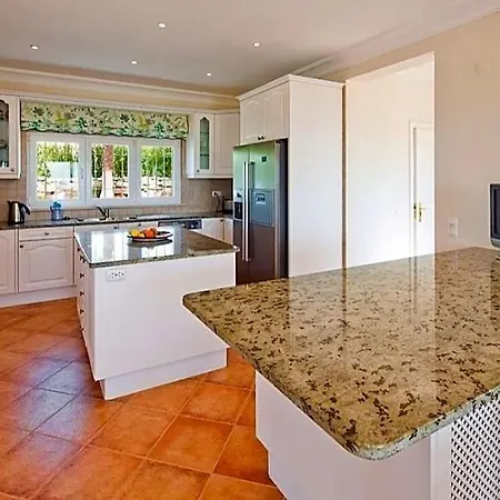 Praia Da Luz Sleeps 8 Pool Air Con Wifi Villa *